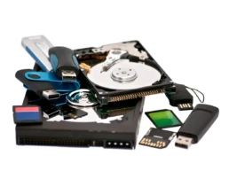 Electrocasnice Colectare electrocasnice Colectarea electrocasnicelor uzate nu doar că reduce impactul negativ asupra mediului, dar și sprijină economia circulară prin reutilizarea și reciclarea materialelor valoroase. Firmele din retail, producție, IT, HoReCa și alte industrii trebuie să adopte soluții eficiente pentru colectarea electrocasnicelor vechi, conform reglementărilor europene și naționale. Aceste reglementări vizează eliminarea corectă a deșeurilor DEEE și prevenirea poluării prin substanțe periculoase conținute în deșeurile electrice și electronice. Colectare deșeuri electrocasnice WRH Specialiștii WRH asigură servicii de consultanță pentru aplicarea procedurilor corecte de colectare a electrocasnicelor: electrocasnice mari (frigidere, mașini de spălat, aragazuri vechi); electrocasnice mici (espressoare, cuptoare cu microunde, mixere); aparate de climatizare (aer condiționat, ventilatoare industriale); echipamente specifice HoReCa (vitrine frigorifice, friteuze electrice, mașini de gheață). Aceste dispozitive conțin metale grele, plastic, sticlă și componente electronice care, dacă nu sunt gestionate corespunzător, pot polua solul și apa sau pot elibera gaze cu efect de seră, cum este cazul frigiderelor vechi. Serviciile profesionale de colectare electrocasnice includ: electrocasnice mari (frigidere, mașini de spălat, aragazuri vechi); electrocasnice mici (espressoare, cuptoare cu microunde, mixere); aparate de climatizare (aer condiționat, ventilatoare industriale); echipamente specifice HoReCa (vitrine frigorifice, friteuze electrice, mașini de gheață). Beneficiile colectării corecte a electrocasnicelor vechi sunt: electrocasnice mari (frigidere, mașini de spălat, aragazuri vechi); electrocasnice mici (espressoare, cuptoare cu microunde, mixere); aparate de climatizare (aer condiționat, ventilatoare industriale); echipamente specifice HoReCa (vitrine frigorifice, friteuze electrice, mașini de gheață). Electronice Colectare electronice Companiile generează cantități semnificative de deșeuri de echipamente electrice și electronice (DEEE), de la colectarea telefoanelor uzate și a laptopurilor vechi, până la colectarea televizoarelor și imprimantelor defecte. Gestionarea inadecvată a acestor deșeuri electronice poate duce la sancțiuni legale, daune ecologice și pierderi financiare pentru afaceri. Cele mai comune tipuri de deșeuri echipamente electrice și electronice sunt: echipamente IT și telecomunicații - servere, computere, laptopuri, tablete, telefoane mobile uzate, imprimante, routere; electronice de consum - televizoare, proiectoare, sisteme audio, camere video; echipamente industriale și medicale - senzori, UPS-uri, dispozitive de diagnostic; echipamente de birou - faxuri, copiatoare, scannere. Multe dintre aceste deșeuri electrice electronice și electrocasnice conțin substanțe periculoase (mercur, plumb, cadmiu) și componente valoroase (aur, cupru, argint), ceea ce face colectarea electronicelor și reciclarea lor o necesitate pentru mediul de afaceri. Colectare deșeuri electronice WRH Serviciile profesionale de colectare electronice includ: Colectare de la sediul companiei ridicare organizată pentru colectarea telefoanelor vechi, colectarea laptopurilor uzate și altor echipamente electronice. Containere dedicate în birouri și spații comerciale permite colectarea continuă a deșeurilor electronice mici (ex: telefoane, baterii, încărcătoare); Distrugerea securizată a datelor servicii specializate pentru ștergerea datelor de pe hard disk-uri, SSD-uri și servere înainte de reciclare. Reciclare și reintroducere în economie procesarea electronicelor pentru recuperarea materialelor reutilizabile. Avantajele colaborării cu WRH - partener specializat în colectarea DEEE conformitate legală – evitarea amenzilor pentru eliminarea necorespunzătoare a electronicelor; siguranța datelor – distrugerea certificată a informațiilor sensibile din echipamentele IT; responsabilitate socială corporativă – îmbunătățirea imaginii de brand prin practici sustenabile; recuperarea materialelor – reducerea costurilor prin reutilizarea componentelor electronice reciclate. Echipamente IT Colectare echipamente IT WRH