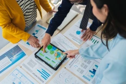 Oameni studiaza legislatia mediului, vedere de sus