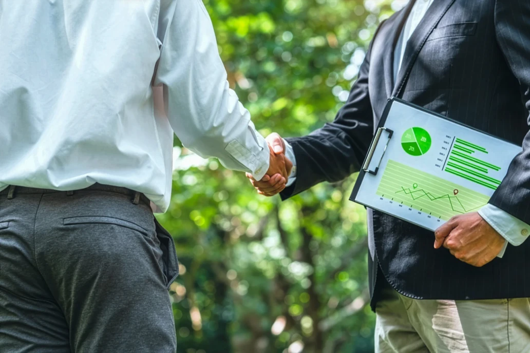 Sstrangere de mana consultant de mediu