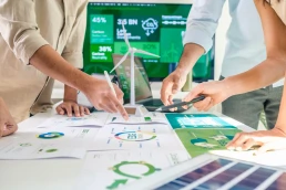 Consultanti de mediu in birou, in fata hartiilor