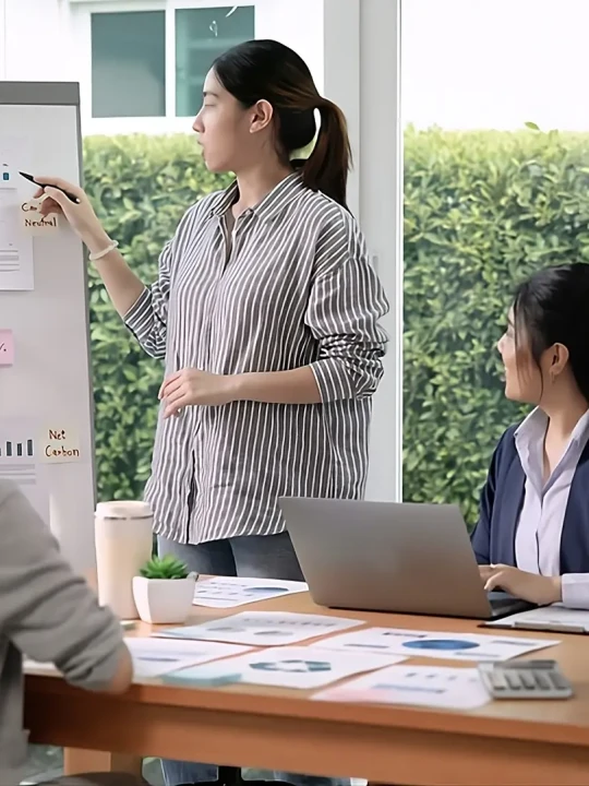 angajati la un curs despre politici de mediu ale companiei