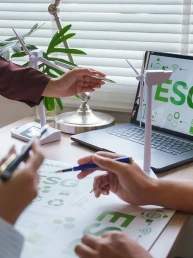 Un grup de oameni discutand despre integrarea ESG in strategia corporate
