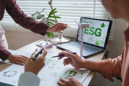 Un grup de oameni discutand despre integrarea ESG in strategia corporate